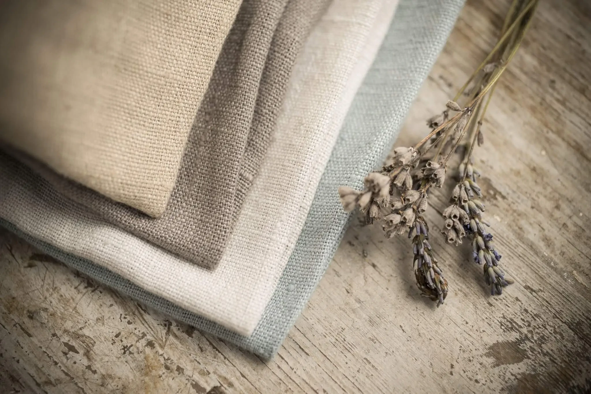 Why Linen Feels Cool Linen has a crisp structure that tends to sit slightly away from the skin. This reduces the sticky feeling that occurs when damp fabric clings directly to the body. It also releases moisture relatively quickly compared with many heavier fabrics.