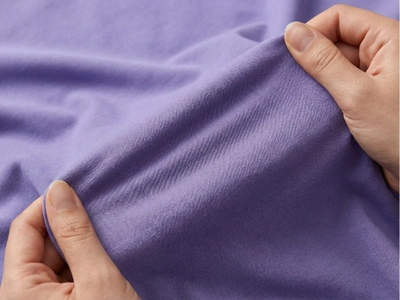Cotton-spandex fabric provides extra stretch.